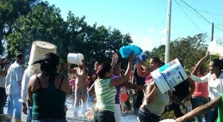 Denuncian reciben agua contaminada en Herrera