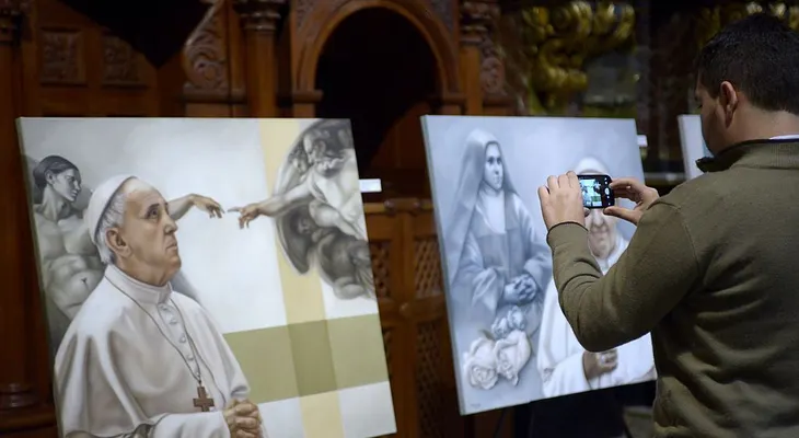 "El papa Francisco tiene un aura blanca", dice la artista que le rinde tributo en su obra