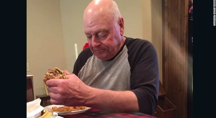 ¿Recuerdas al abuelo al que sus nietos dejaron cenando solo? Él ya no está triste