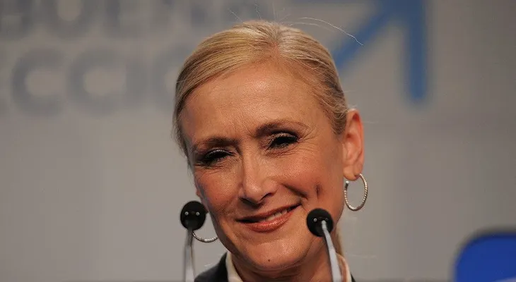 Presidenta regional española acude al pleno con una camiseta de 'Game of Thrones'