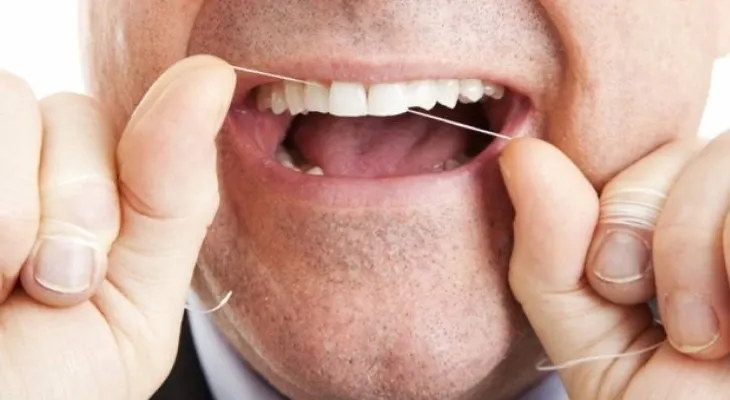 ¿El hilo dental realmente beneficia la salud bucal?