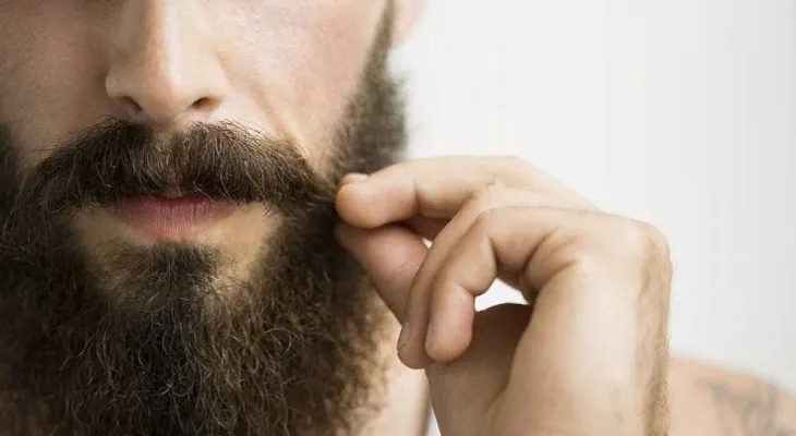 Cómo crecer la barba saludable y brillosa con este aceite humectante
