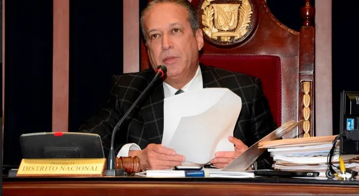 Reinaldo Pared Pérez defiende al coronel Fernández Domínguez