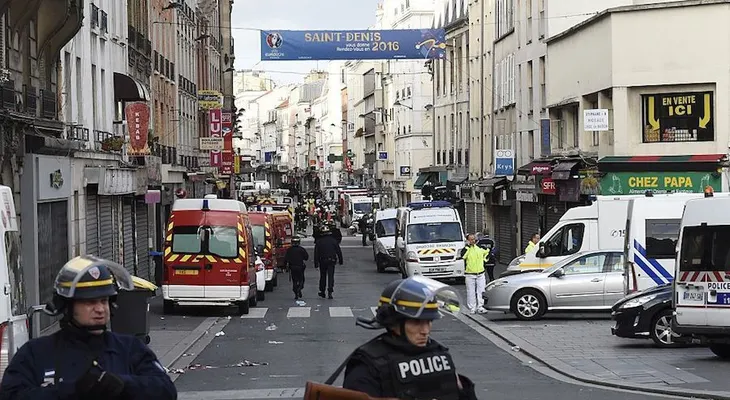 Presunta terrorista se suicida con chaleco explosivo durante redadas masivas en París