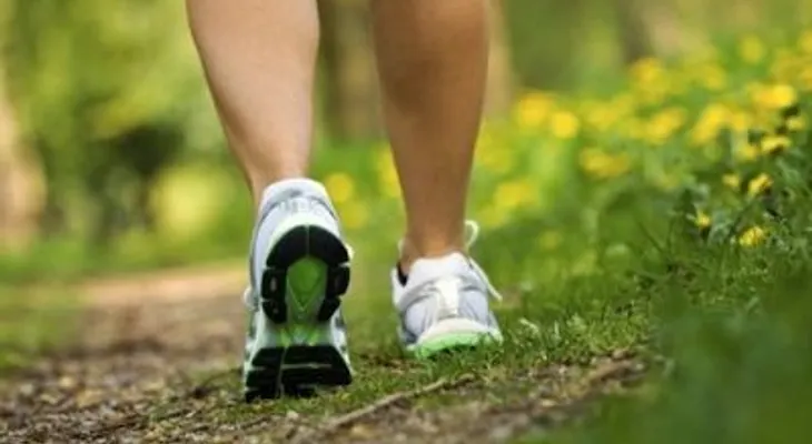 Caminar una hora al día podría mantener la artritis a raya