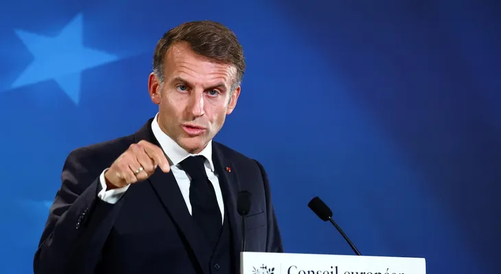 Macron admite fallas de previsión e inteligencia en las protestas y rechaza la renuncia del ministro del Interior