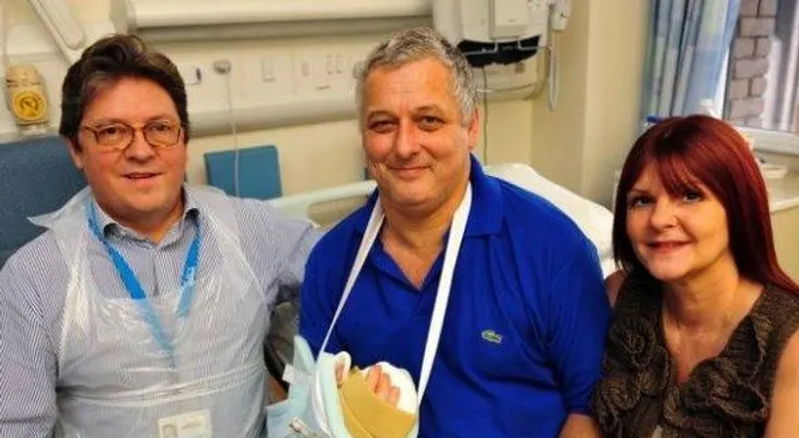 Médicos hacen el primer trasplante de manos en Reino Unido