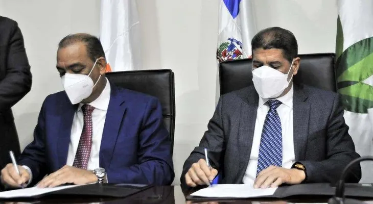 Agricultura y Obras Públicas acuerdan asfaltar cuatro mil kilómetros de caminos vecinales 