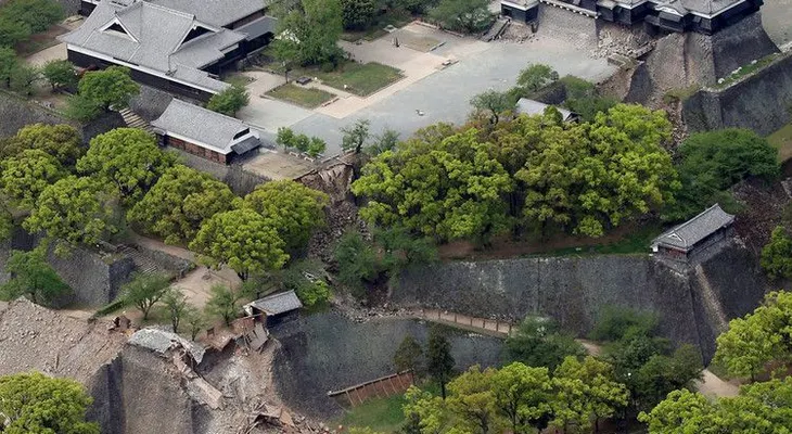 Un antiguo castillo en Japón queda destruido por los terremotos 