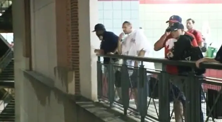 Fanático de los Bravos de Atlanta muere al caer de gradas durante un partido
