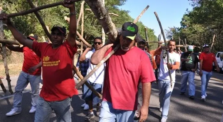 Realizan vía crucis hacia el Palacio Nacional por Loma Miranda
