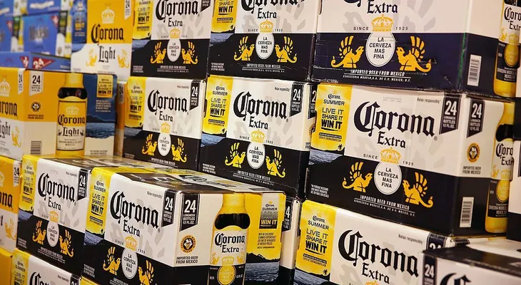 Retiran cerveza Corona Extra de Estados Unidos porque podría contener partículas de vidrio