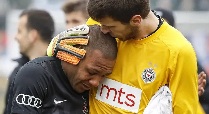 Un futbolista salió llorando del estadio por los insultos racistas de la afición