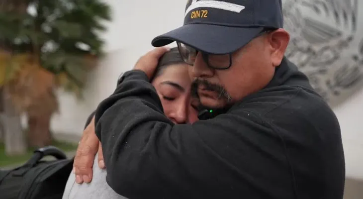 Marinera estadounidense regresa de la guerra y reencuentra en la frontera a su padre deportado a México