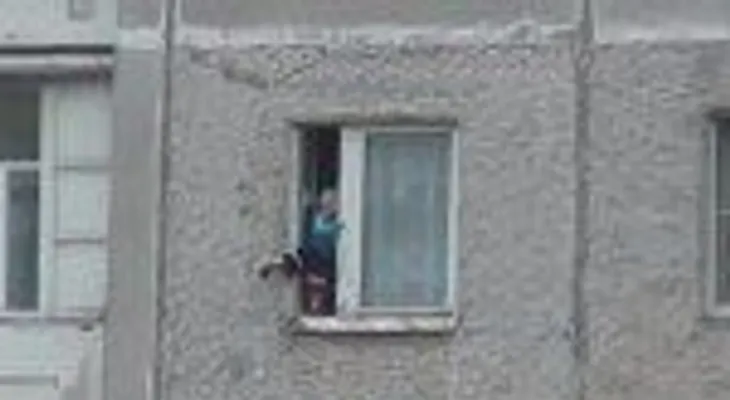¡Pánico! Niño juega en ventana de un 8vo piso