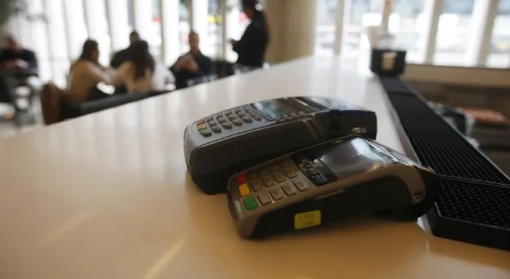 Apresan camarero clonaba tarjetas de clientes para robarles dinero 