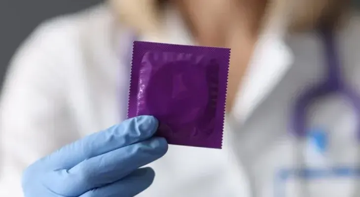 Condón creado para el pene y la vagina, evita enfermedades de transmisión sexual