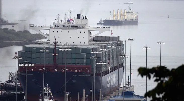 Un inmenso barco chino inaugura la histórica ampliación del Canal de Panamá