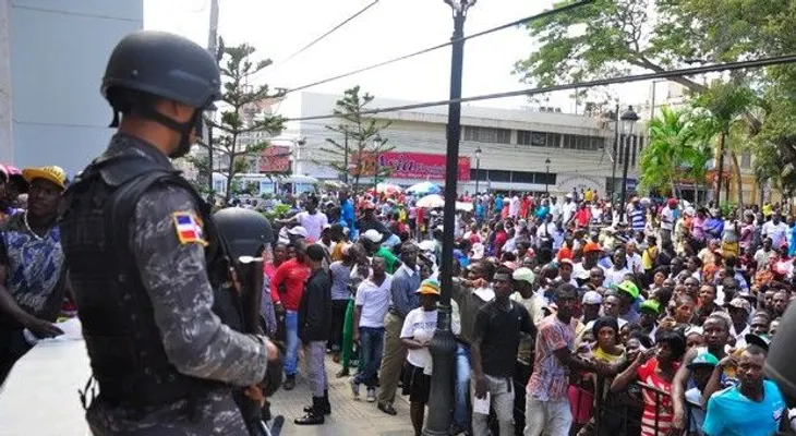 Entrega de carnés a haitianos se convierte en un desorden 