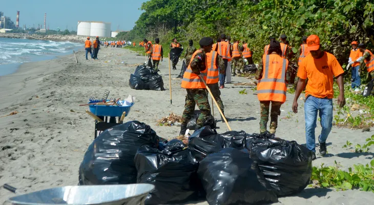 Brigadas de Obras Públicas se unen a jornada de limpieza de playas