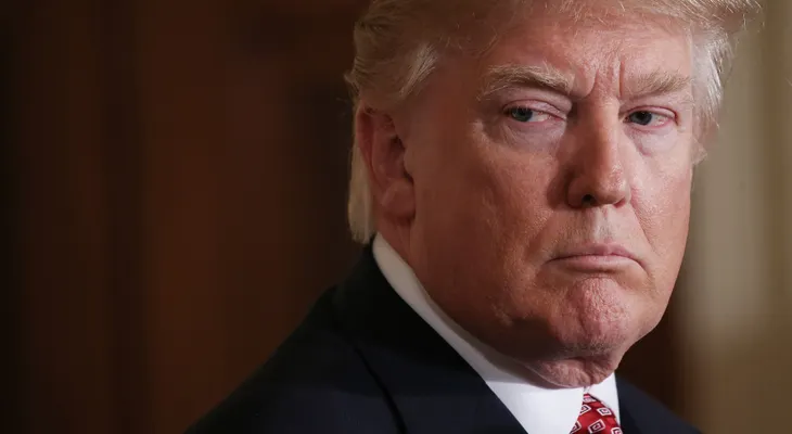 Índice de aprobación de Trump llega a un punto bajo