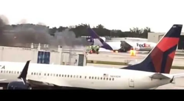 EE.UU.: Un avión de carga de FedEx explota en Florida tras el aterrizaje (VIDEO)