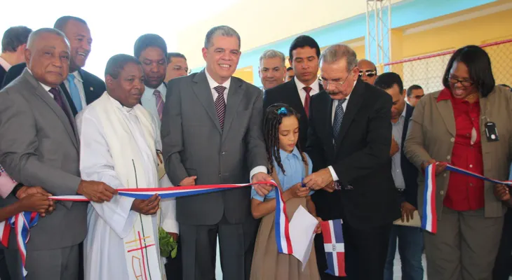 Presidente Medina entrega varias obras en Las Américas