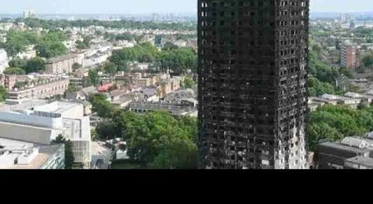La torre incendiada en Londres estaba construida con un material prohibido