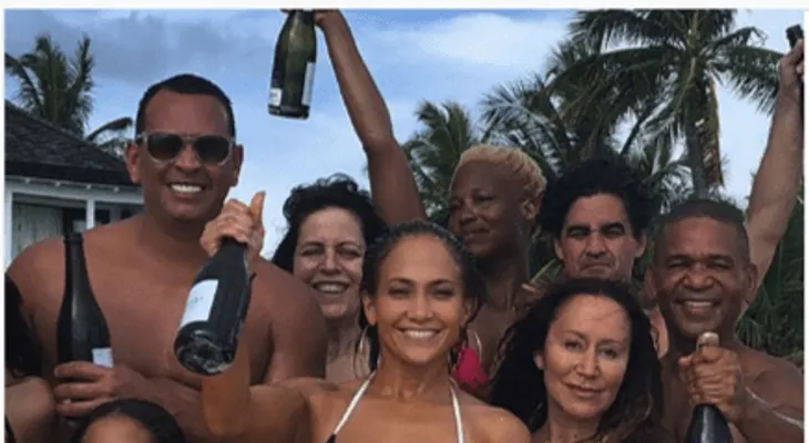 Jennifer López y su bikeneo en una playa con Alex Rodríguez y la familia