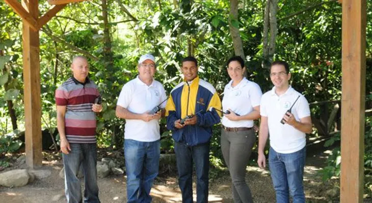 Voluntariado Bancentraliano dona equipo de radio-comunicación a guardaparques de Saltos de Jima