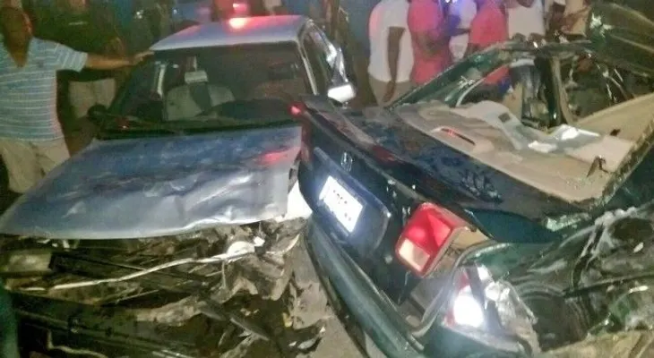 Dos personas mueren en triple choque en Villa Mella