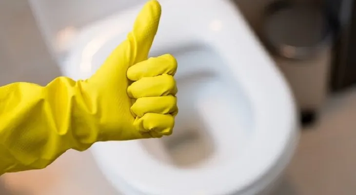 Un eficaz truco para limpiar el inodoro y acabar para siempre los olores desagradables