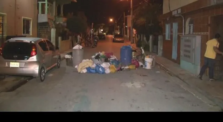 Bloquean calle con basura en protesta en La Romana