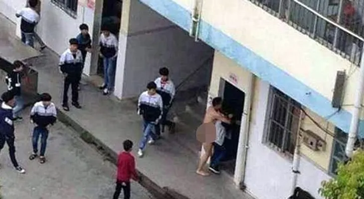 Maestro intenta violar a estudiante en salón y frente a la vista de todos