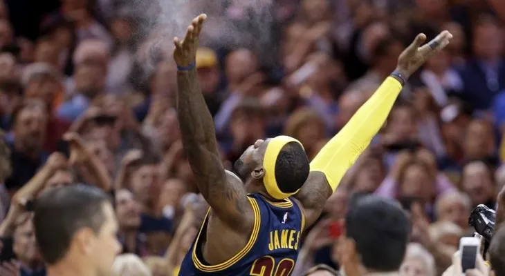 LeBron con un pésimo partido en su regreso a casa 