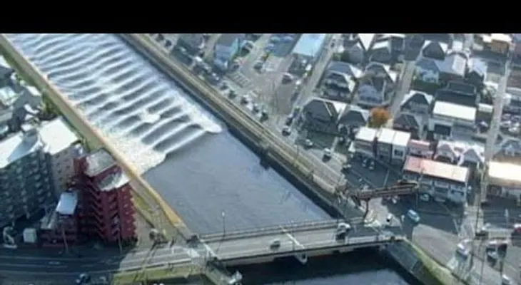 Captan el momento en que el tsunami tras el terremoto de Japón invierte el caudal de un río (VIDEO)