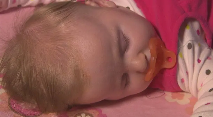 Está bien dejar a los bebes llorar hasta que se queden dormidos, dice estudio