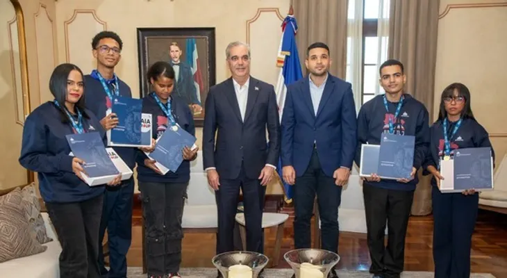 Abinader recibe a los cinco jóvenes que impusieron récord mundial de lectura en voz alta
