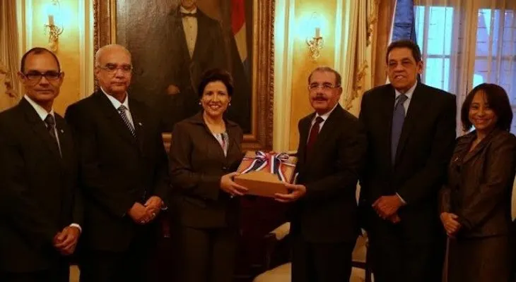 Danilo Medina ordena dejar sin efecto cobro 1% a placas, pero aumenta de RD$30 a a RD$100 pesos los peajes