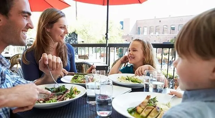 Comer en familia mejora el comportamiento de los hijos