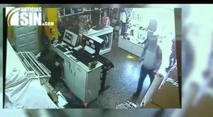 ¡Con bebé en brazos! Ladrones roban mercancía de establecimiento