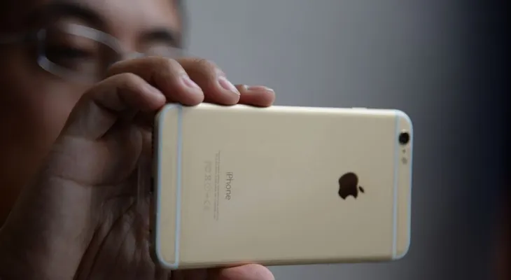No eres tú... es la cámara de tu iPhone 6 Plus la que está sacando fotos borrosas