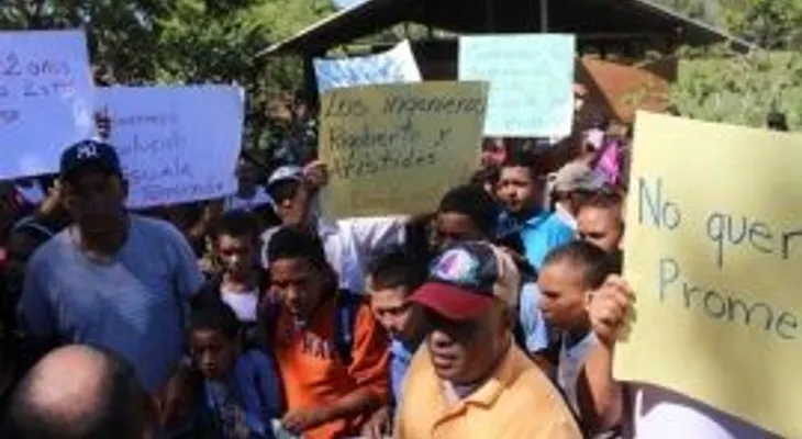 Estudiantes reciben clases en corral de vacas, en Jarabacoa; exigen una escuela