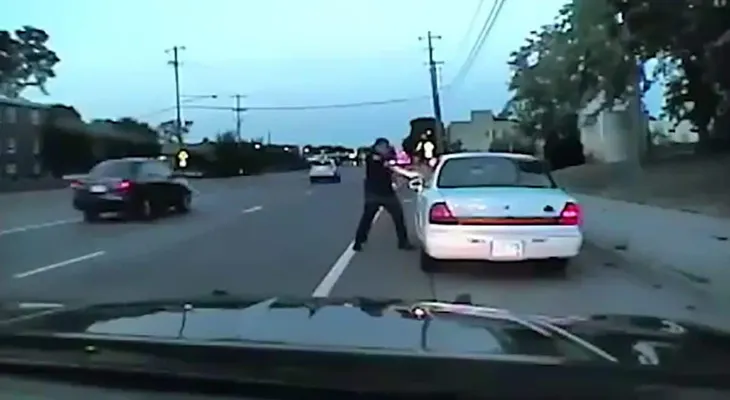 El dramático momento en que un policía de Minnesota mata a un conductor