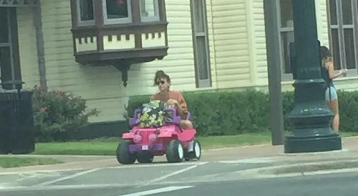 Estudiante maneja un Jeep de Barbie después de ser detenida por conducir ebria