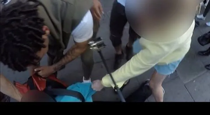 Un pervertido grabó las partes íntimas de una mujer por debajo de la falda y recibió una paliza