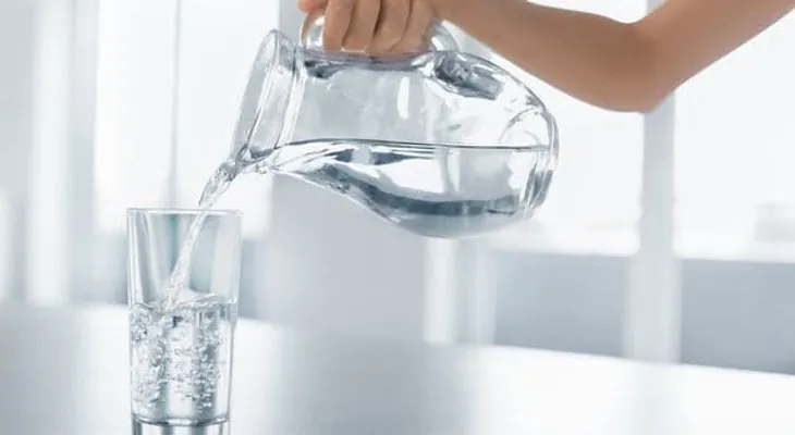 Los riesgos de tomar agua cuando el cuerpo no lo pide