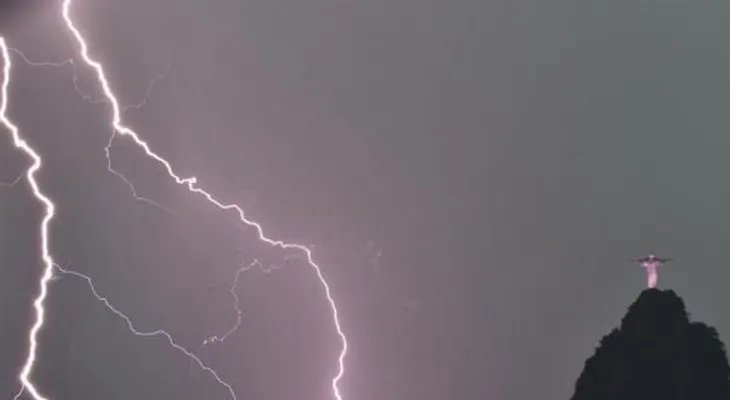Video: Así cayó el rayo sobre el Cristo Redentor de Río de Janeiro