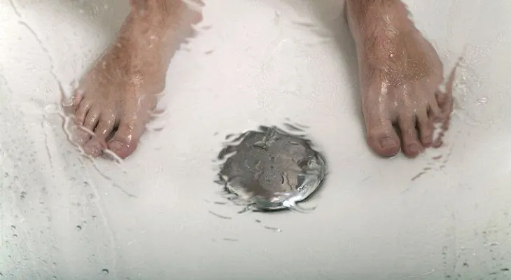 Porqué debes orinar en la ducha según la ciencia