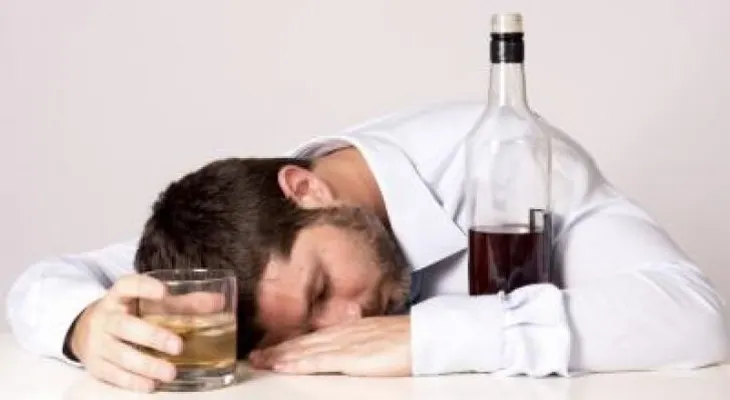 ¿Qué le pasa al cerebro cuando se beber en exceso?